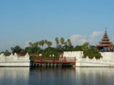 Uitzicht op Mandalay Palace met witte muren en pagode aan het water, Myanmar.