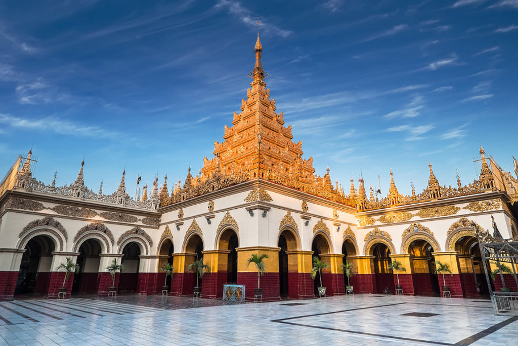 Gouden pagode met sierlijke torenspits en booggangen in Myanmar, tijdens groepsrondreis Myanmar Hoogtepunten.