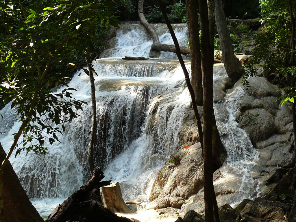 Waterval met terrassen in een groen bos tijdens een groepsrondreis door Thailand.