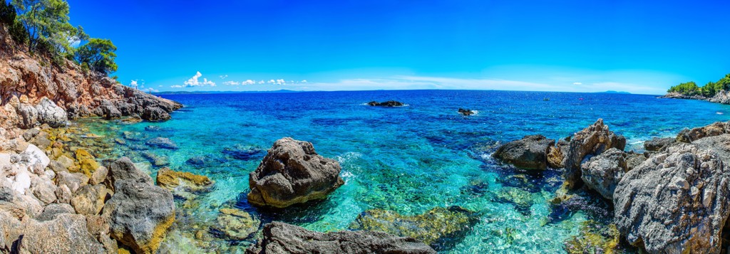 Rotsachtige Adriatische kust met helderblauw water tijdens groepsrondreis Italië & Kroatië.