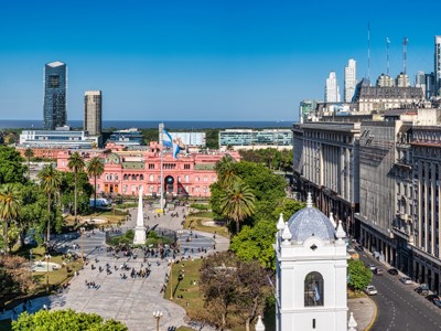 Plaza de Mayo met het roze Casa Rosada en de skyline van Buenos Aires.