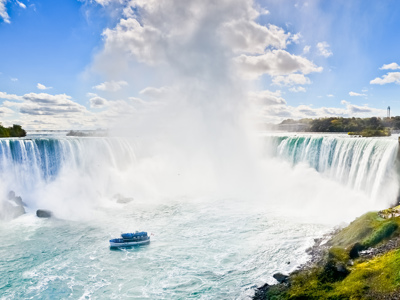 Niagara Falls in Oost-Canada met waterval, nevel en rondvaartboot op de rivier.
