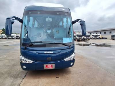 Blauwe touringcar op een parkeerterrein in Thailand, vervoer per bus of minivan.