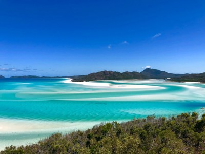 Uitzicht op Whitehaven Beach in de Whitsundays met witte zandbanken en turquoise zee, Australië.