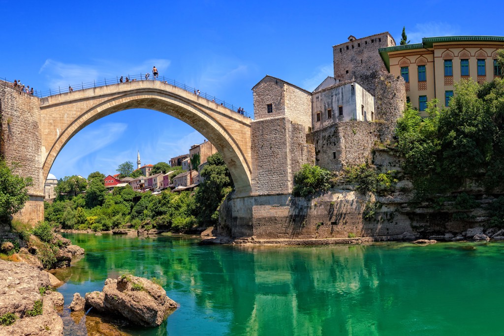 Stari Most-brug in Mostar over de smaragdgroene Neretva, Bosnië en Herzegovina.
