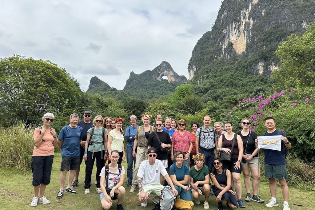 Groepsfoto van reizigers tijdens de Groepsrondreis China Hoogtepunten bij karstbergen in Yangshuo.