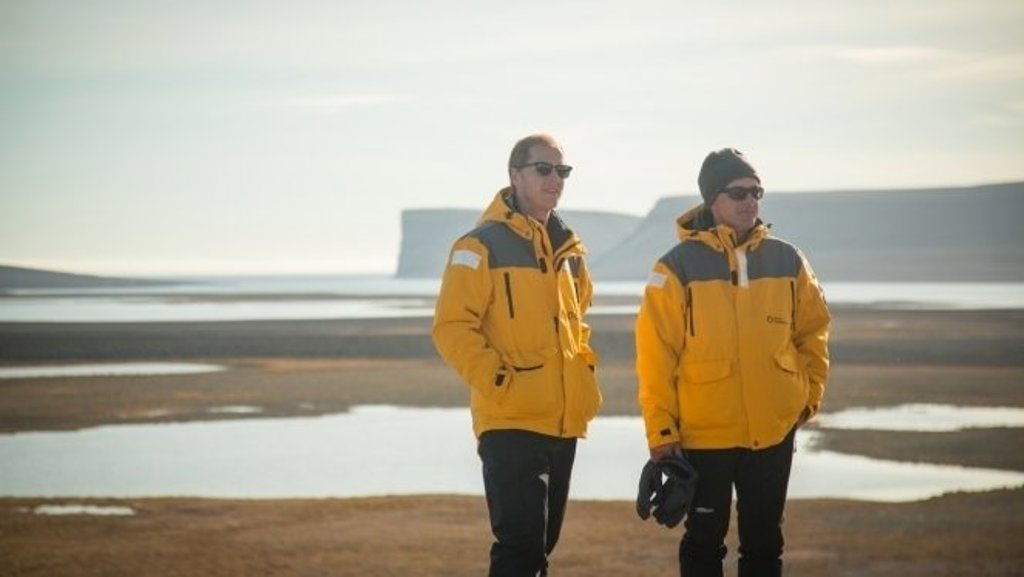 Arctisch landschap in Canada en Groenland langs de Northwest Passage met ijsbergen en besneeuwde bergen.