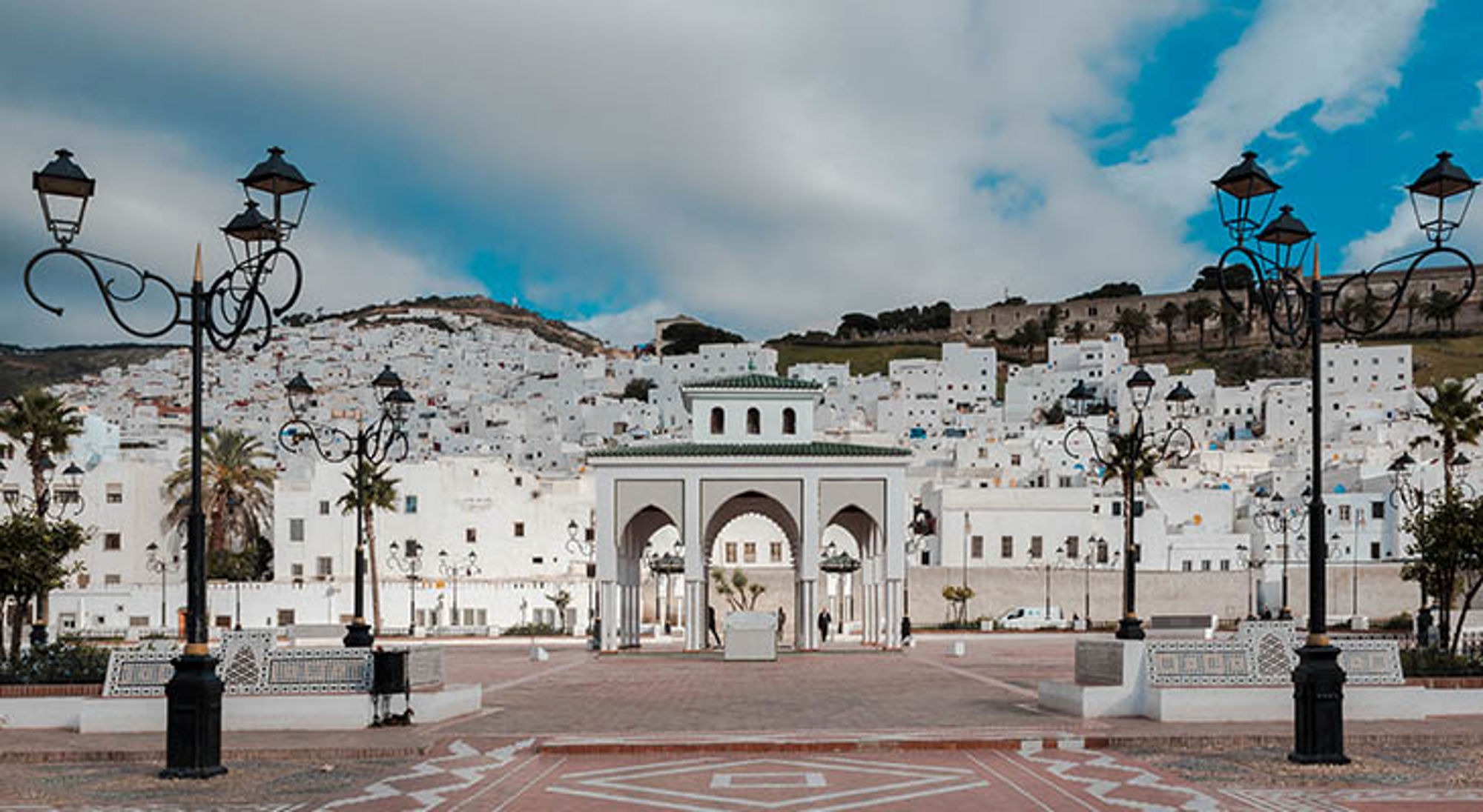 Tétouan Uitzicht op Chefchaouen met witte huizen en stadspoort op een plein in Marokko.