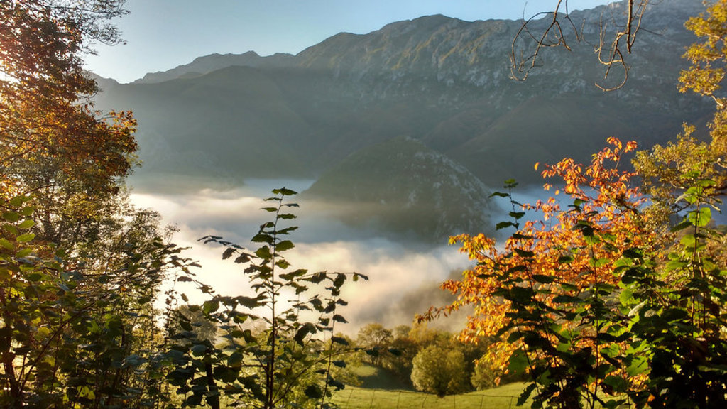 Herfstlandschap met bergen en mist in Nationaal Park Picos de Europa, Spanje.