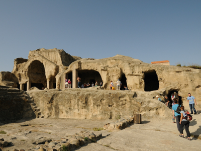Uplistsikhe rotsstad in Georgië met uitgehakte grotten en bezoekers op de wandelpaden.