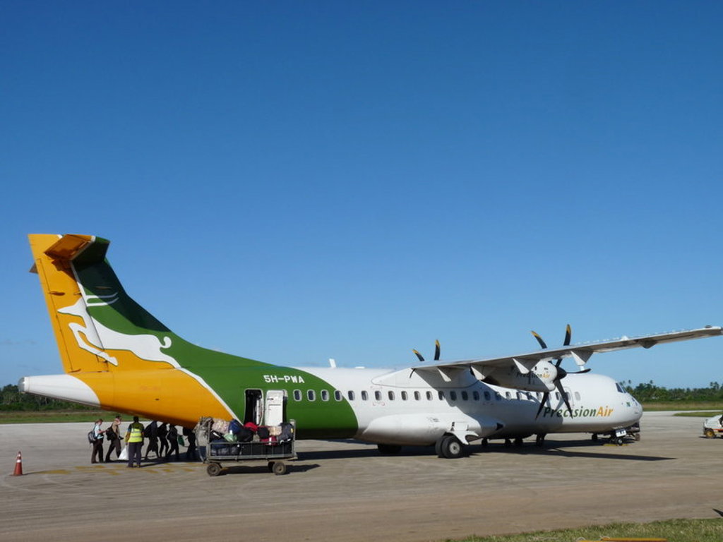 Propellervliegtuig op de landingsbaan tijdens groepsrondreis Kenia, Tanzania en Zanzibar.