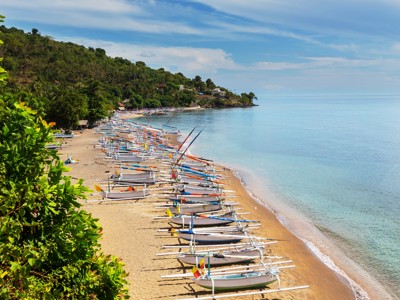 Traditionele vissersboten op het strand van Lovina, Bali, aan een rustige zee.
