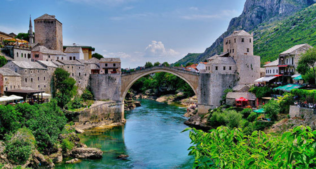 Stari Most-brug in Mostar over de Neretva, iconisch hoogtepunt van de groepsrondreis Balkan.
