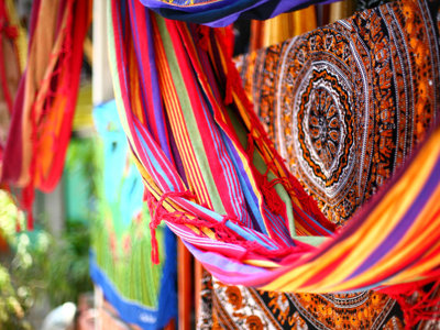 Kleurrijke hangmatten en geweven doeken op een lokale markt in Guatemala.