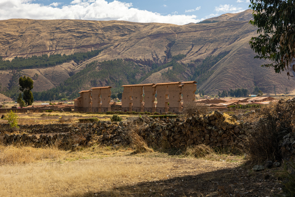Inca-ruïnes van Raqchi in de Andesvallei, Peru, met bergen op de achtergrond.