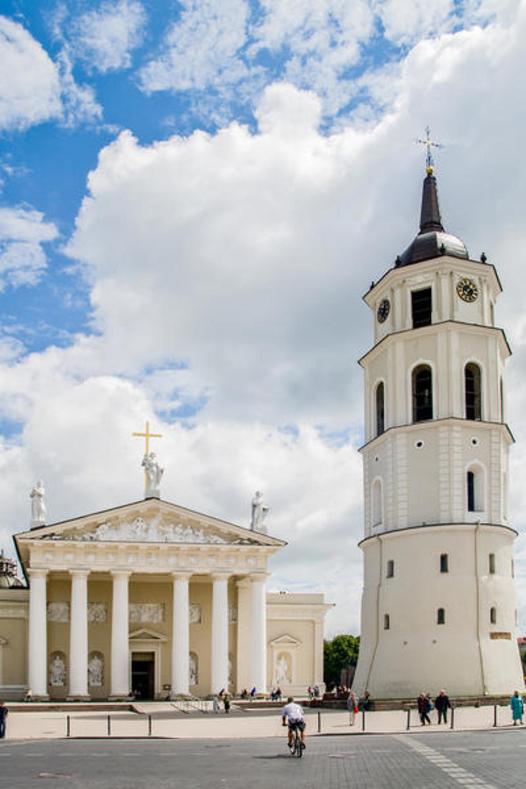 Kathedraal en klokkentoren op het Kathedraalplein in Vilnius, tijdens familiereis Polen en Baltische Staten.