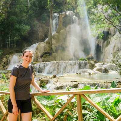 Reiziger bij waterval in tropisch groen tijdens 22-35ers reis Thailand, Laos en Cambodja.