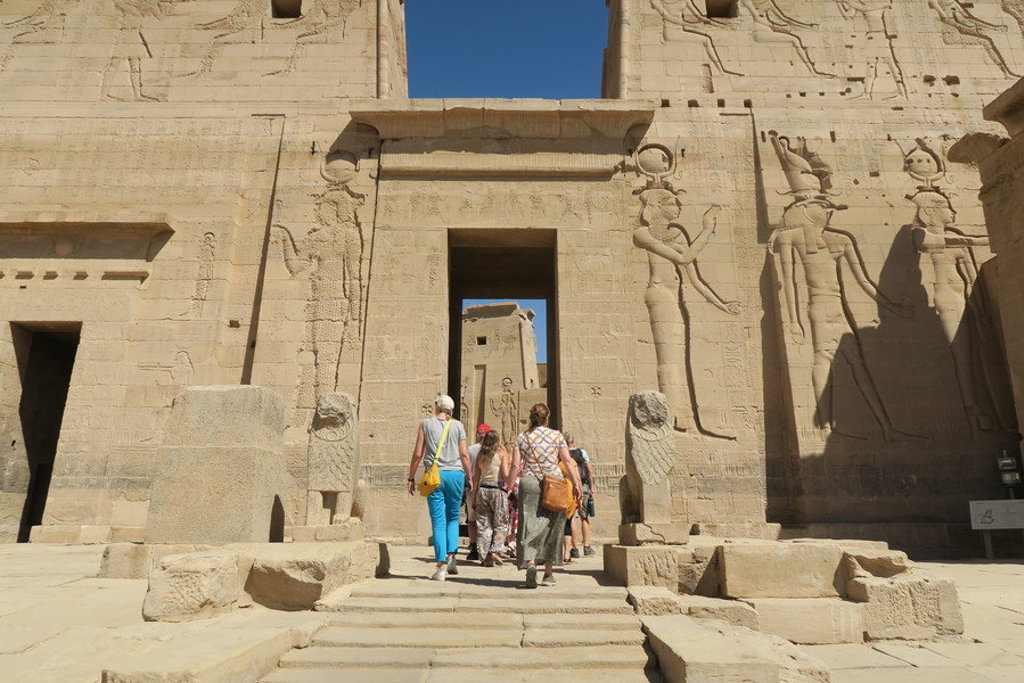 Reizigers lopen de tempel van Philae binnen tijdens de groepsrondreis Egypte kort.