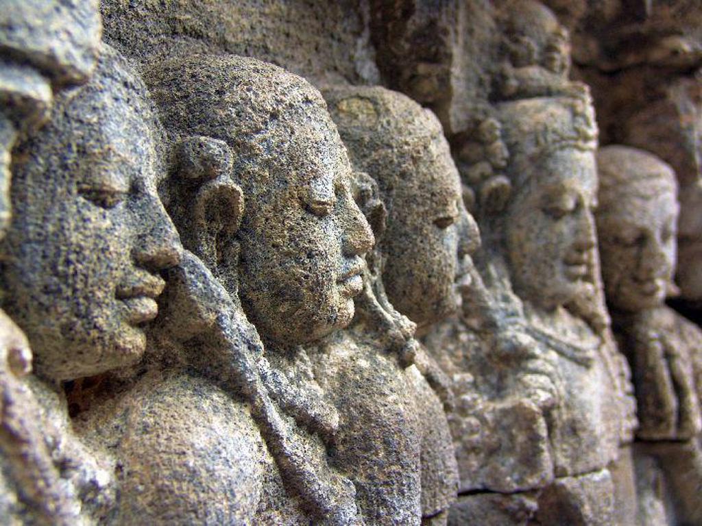 Reliëfs met Boeddhabeelden in de Borobudur-tempel op Java, Indonesië.