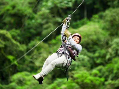 Ziplinen door het regenwoud in Costa Rica tijdens de Route Costa Rica .