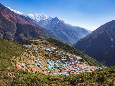 Uitzicht op Namche Bazaar in de Khumbu-vallei, met besneeuwde Himalayapieken op de Route Nepal Everest Base Camp.