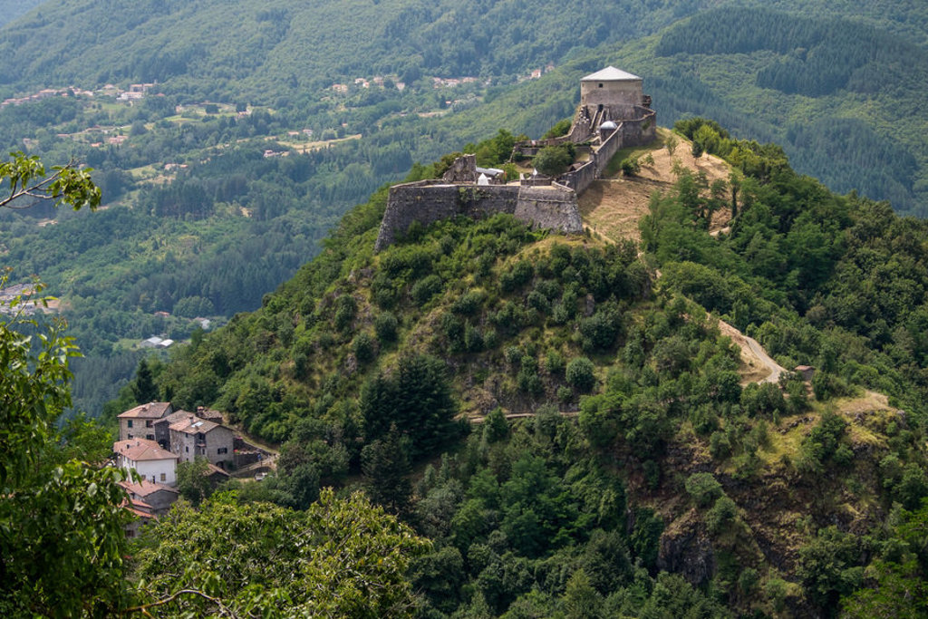 Bergfort op een groene heuvel in Toscane tijdens een fietsvakantie.
