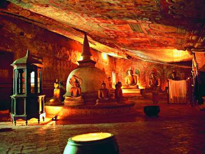 Grotinterieur van de Dambulla-grottempel met boeddhabeelden en kleurrijke plafondschilderingen, Sri Lanka.