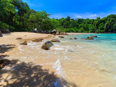 Tropisch zandstrand met rotsen en helderblauw water in Zuid-Thailand, Route Zuid-Thailand.