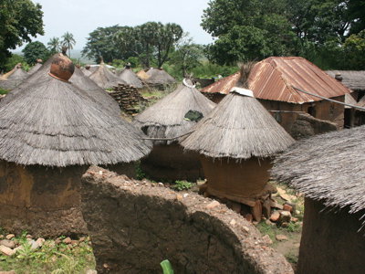 Traditioneel dorp met ronde lemen hutten en rieten daken in Ghana, Togo en Benin.