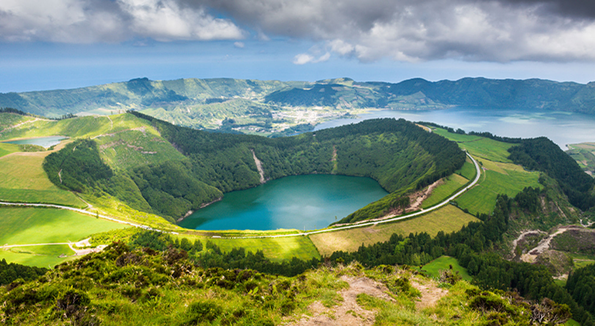 Azoren Panoramisch uitzicht op het kratermeer Lagoa do Fogo op São Miguel, Azoren.