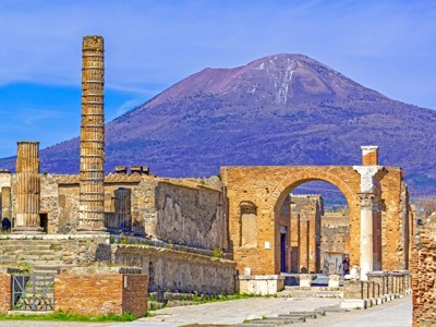 Ruïnes van Pompeï met de Vesuvius op de achtergrond, Zuid-Italië.