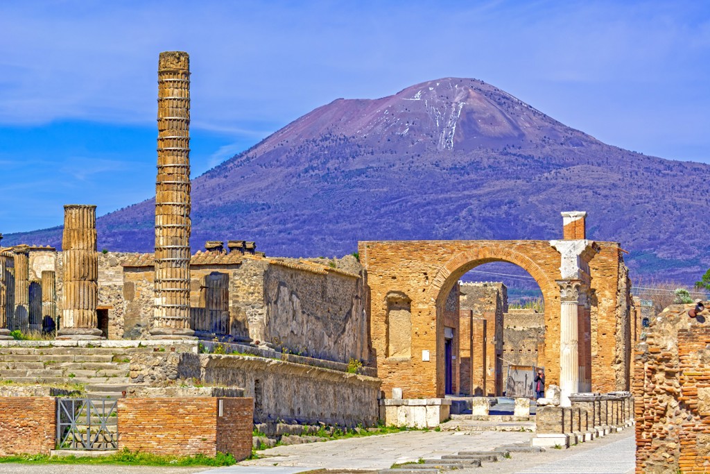 Ruïnes van Pompeï met de Vesuvius op de achtergrond, Zuid-Italië.