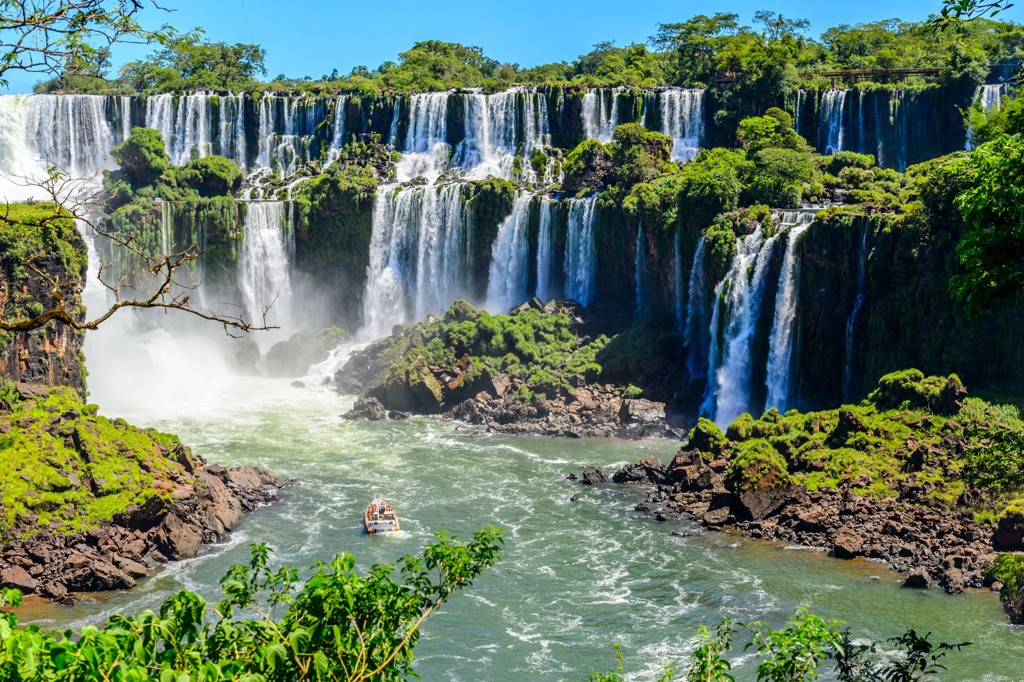 Uitzicht op de Iguazú-watervallen tijdens een groepsrondreis door Argentinië.