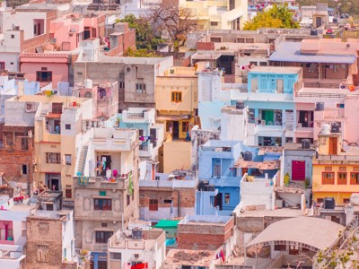 Uitzicht op kleurrijke huizen en daken in een stad in India tijdens de Route India.