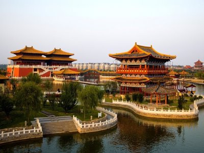 Traditionele Chinese pagodes in de mist langs een rivier tijdens de Familiereis China route.