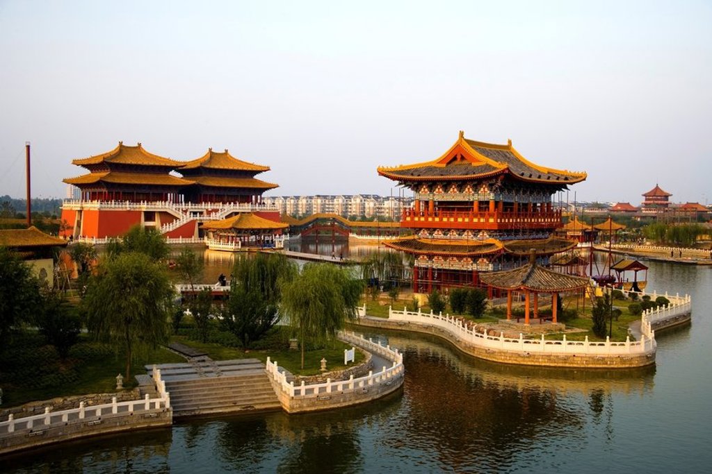 Traditionele Chinese pagodes in de mist langs een rivier tijdens de Familiereis China route.