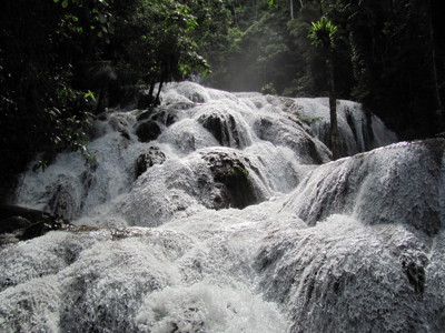 Waterval in het regenwoud op Sulawesi langs de Route Sulawesi.