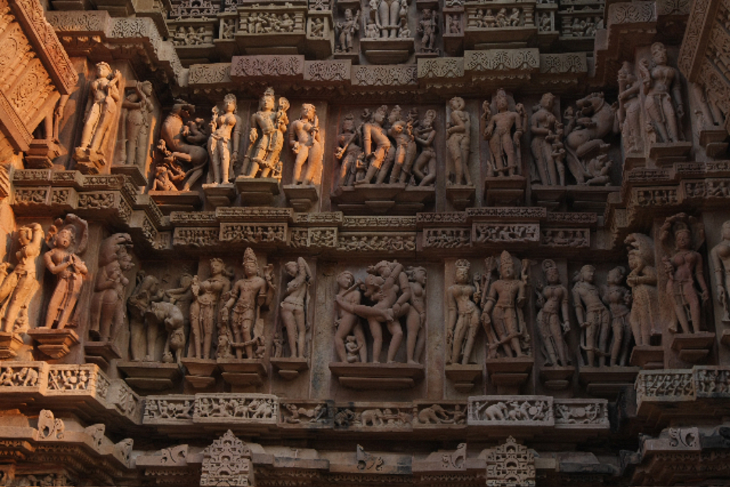 Gedetailleerde reliëfs met tempelbeelden op de buitenmuur van een Indiase tempel tijdens groepsrondreis India.