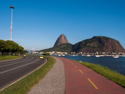 Uitzicht op de Suikerbroodberg en de baai van Rio de Janeiro langs de boulevard.