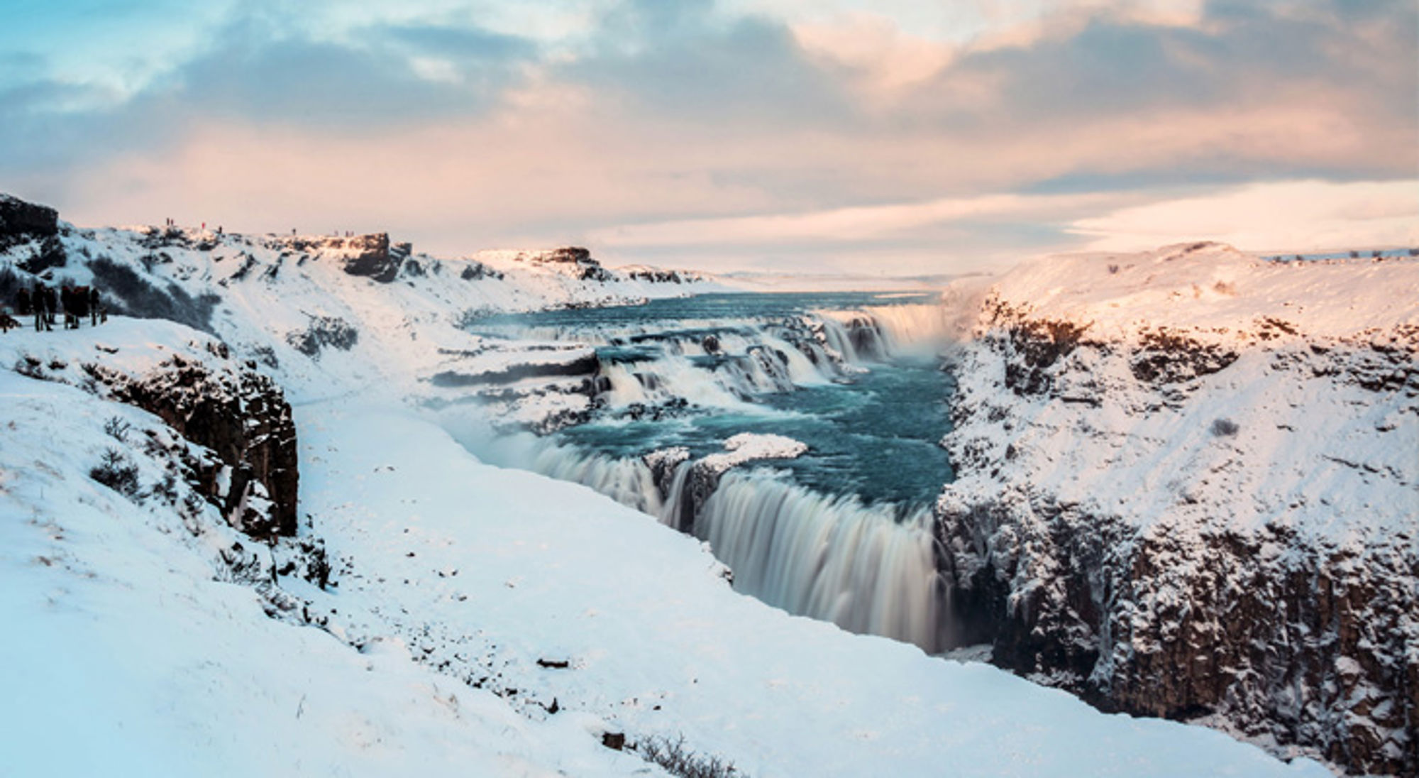 Gullfoss waterval winter Gullfoss-waterval in IJsland, met besneeuwde kliffen en een brede rivierkloof.