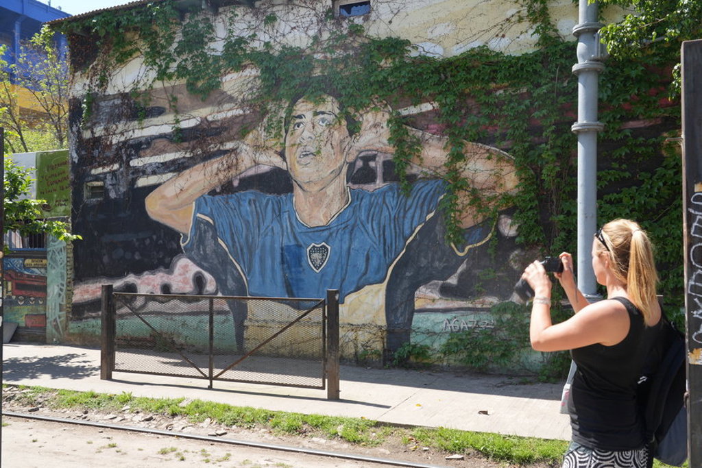 Reiziger fotografeert muurschildering van Diego Maradona in Buenos Aires tijdens groepsrondreis Argentinië.