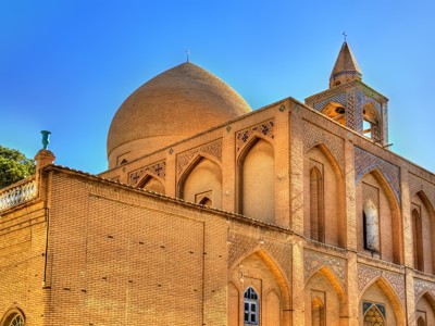 Armeense Vankkathedraal in Isfahan met koepel en klokkentoren, onderdeel van Route Iran 19 dagen.
