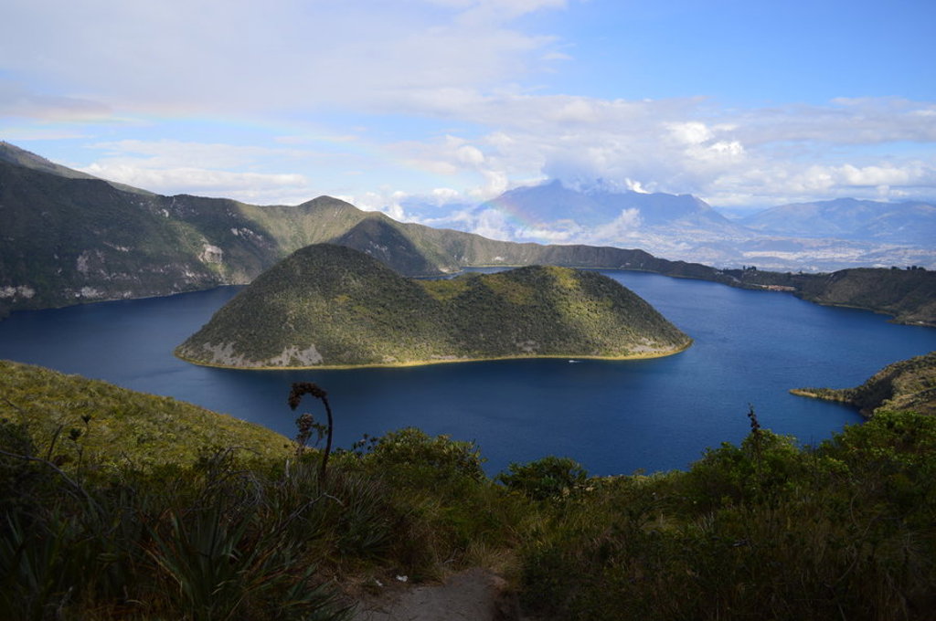 Uitzicht op het kratermeer Laguna Cuicocha in Ecuador tijdens een groepsrondreis.