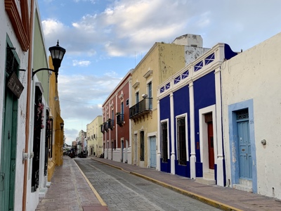 Kleurrijke straat met historische gevels en balkons in Campeche, Mexico.