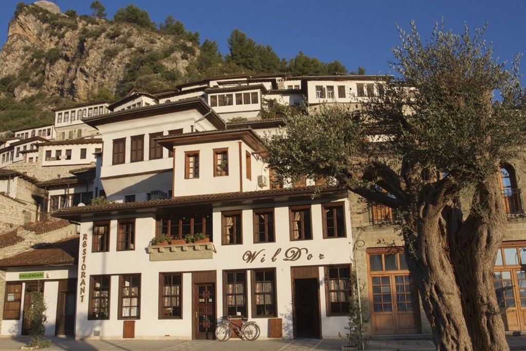 Traditioneel huis met houten balkon in de Albanese bergen, tijdens groepsrondreis Albanië, Kosovo en Noord-Macedonië.