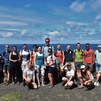 Wandelpad door weelderig groen landschap op São Miguel, Azoren.