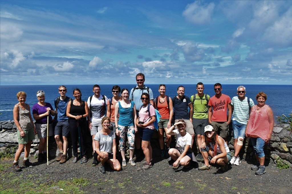 Wandelpad door weelderig groen landschap op São Miguel, Azoren.