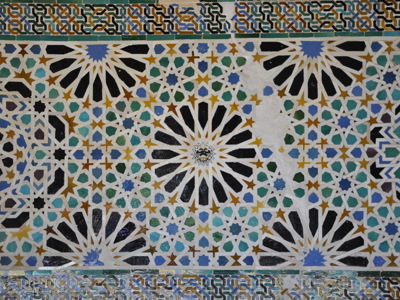 Geometrisch mozaïek met islamitische patronen in blauw, groen en goud, Andalusië & Marokko route.