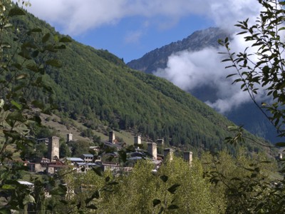 Svaneti-dorp met middeleeuwse wachttorens in de Kaukasus, Route Georgië.