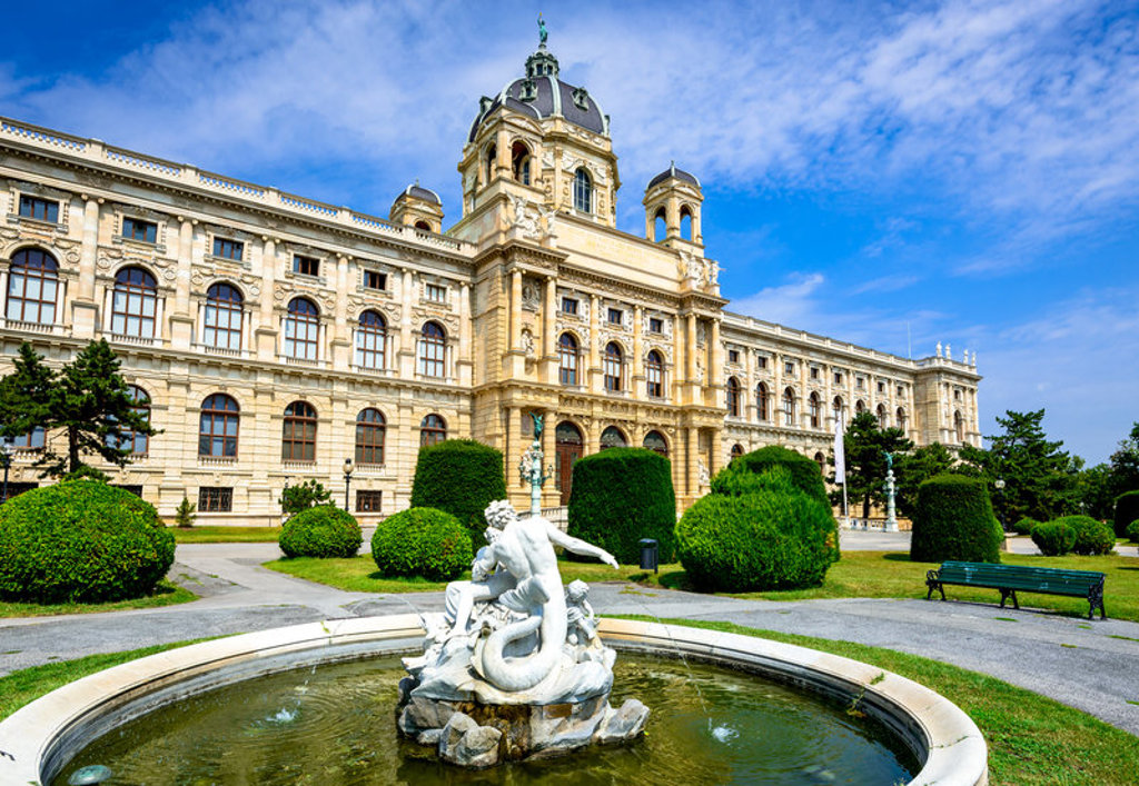 Kunsthistorisches Museum in Wenen met fontein en beeld, tijdens fietsvakantie van Praag naar Wenen.